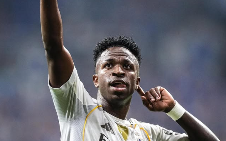 Vini Júnior se irrita com Alonso por substituição e técnico reconhece: 'Podia ter esperado'