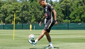 Neymar brinca com a bola em treino da Seleção - Foto: Rafael Ribeiro / CBF