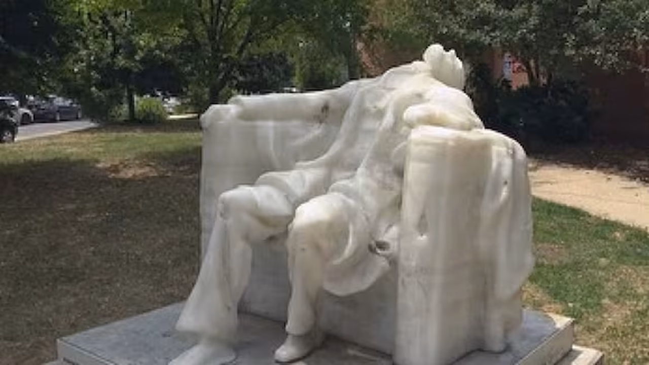 Estátua de cera de Abraham Lincoln derrete no calor brutal de Washington, nos EUA