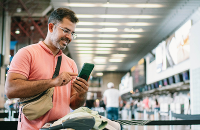 Brasileiros priorizam viagens e experiências a bens materiais, aponta pesquisa
