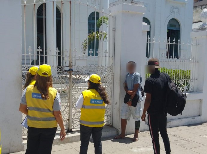 Agentes do Ronda no Bairro conduzem pessoas em situação de rua para abrigos em Maceió