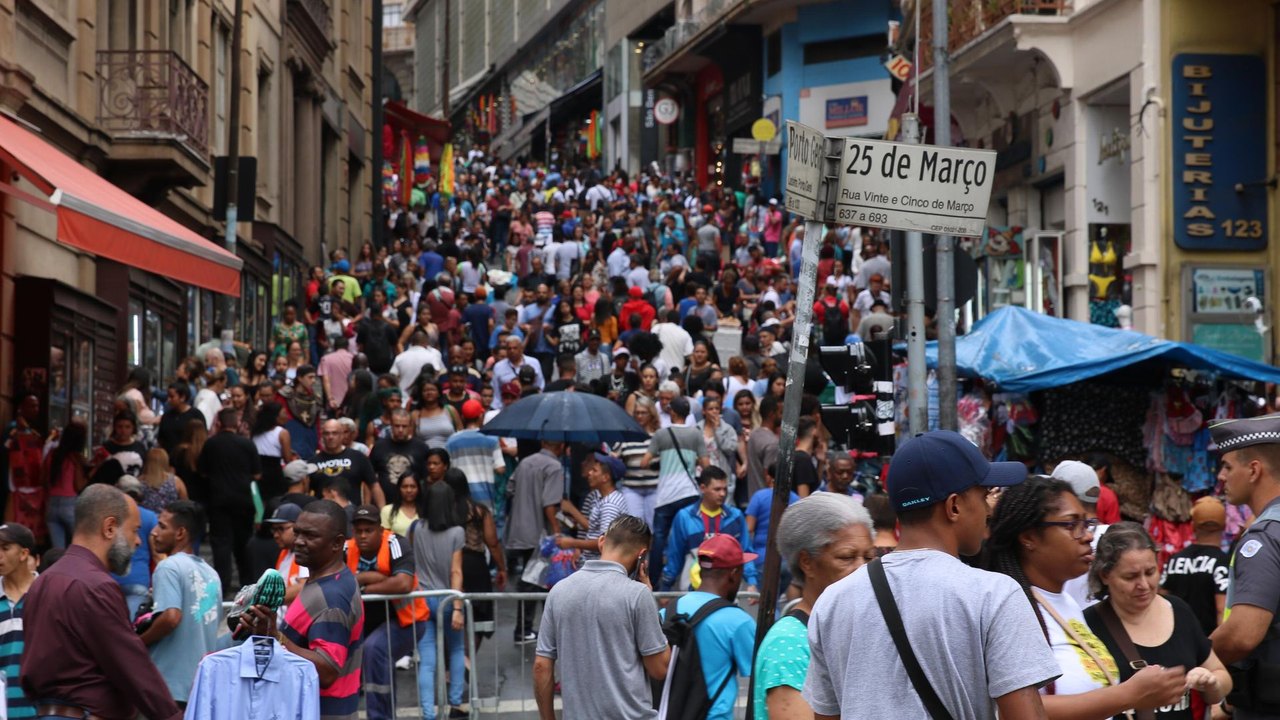 Mercado de trabalho desacelera, mas Brasil está longe da recessão