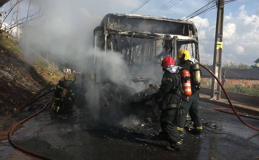 Dois ônibus são queimados no 4º dia de ataques em Minas Gerais