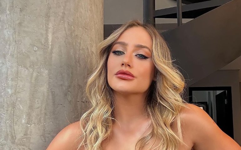 Com a mãe, Bruna Griphao joga as cinzas do padrasto em praia do Rio, quatro meses após sua morte