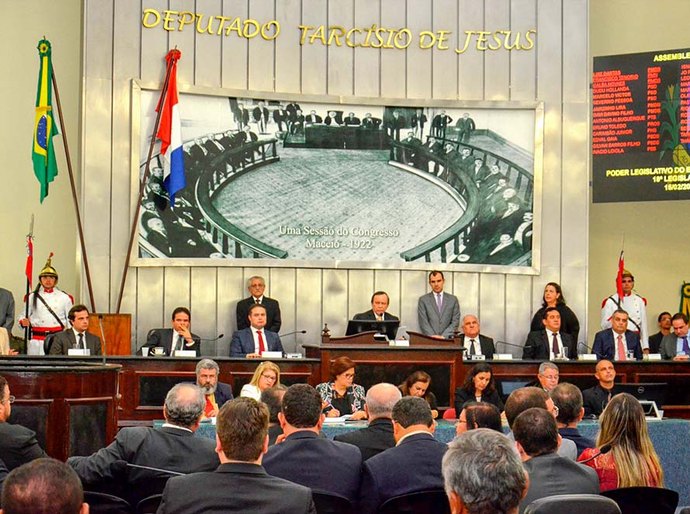 Conselheira Maria Cleide representa o TCE na reabertura dos trabalhos na ALE