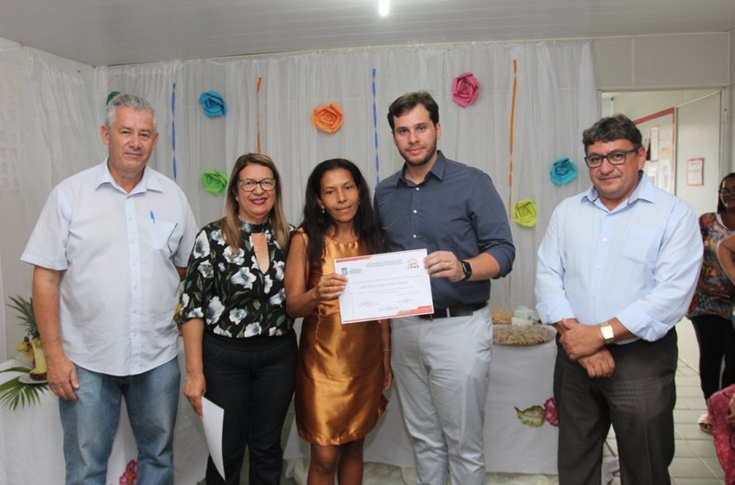 Prefeitura entrega certificados de Corte e Costura para deodorenses