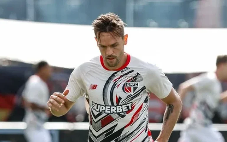 São Paulo perde para o Vitória e encerra Brasileirão em 8º lugar