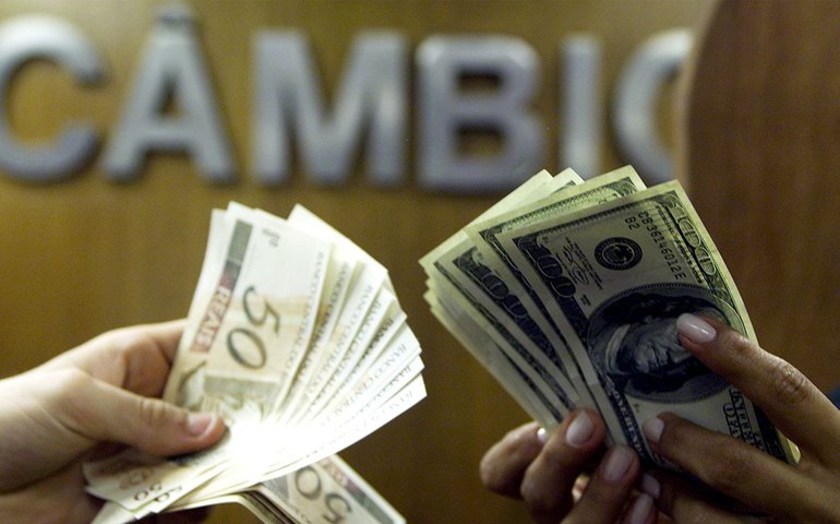 Dólar cai para R$ 5,31 após conversa entre Lula e Trump