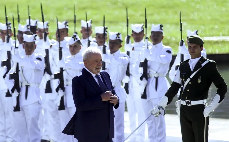 Apetite do Centrão por projeto bilionário preocupa militares