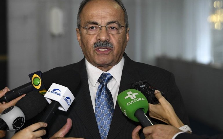 Senador que escondeu dinheiro na cueca diz que provará inocência