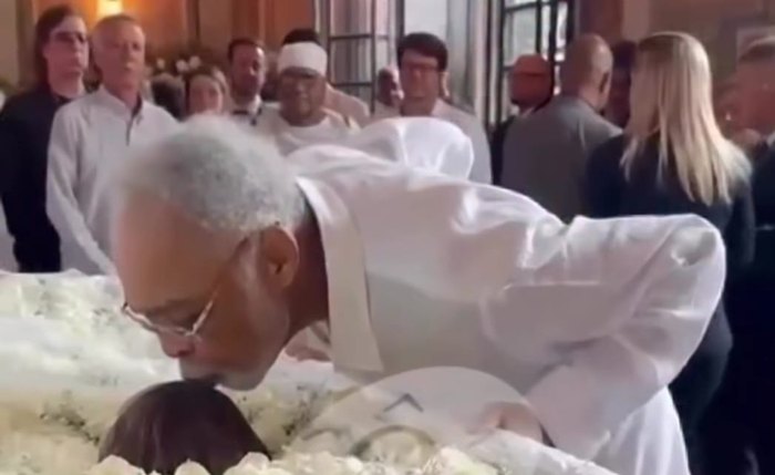 Gilberto Gil se despede da filha com um beijo na testa Gilberto Gil se despede da filha com um beijo na testa