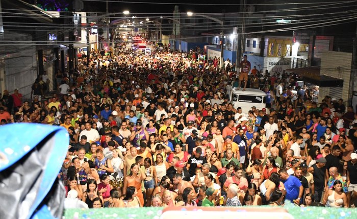 Multidão tomou as ruas de São Miguel dos Campos na despedida da folia carnavalesca