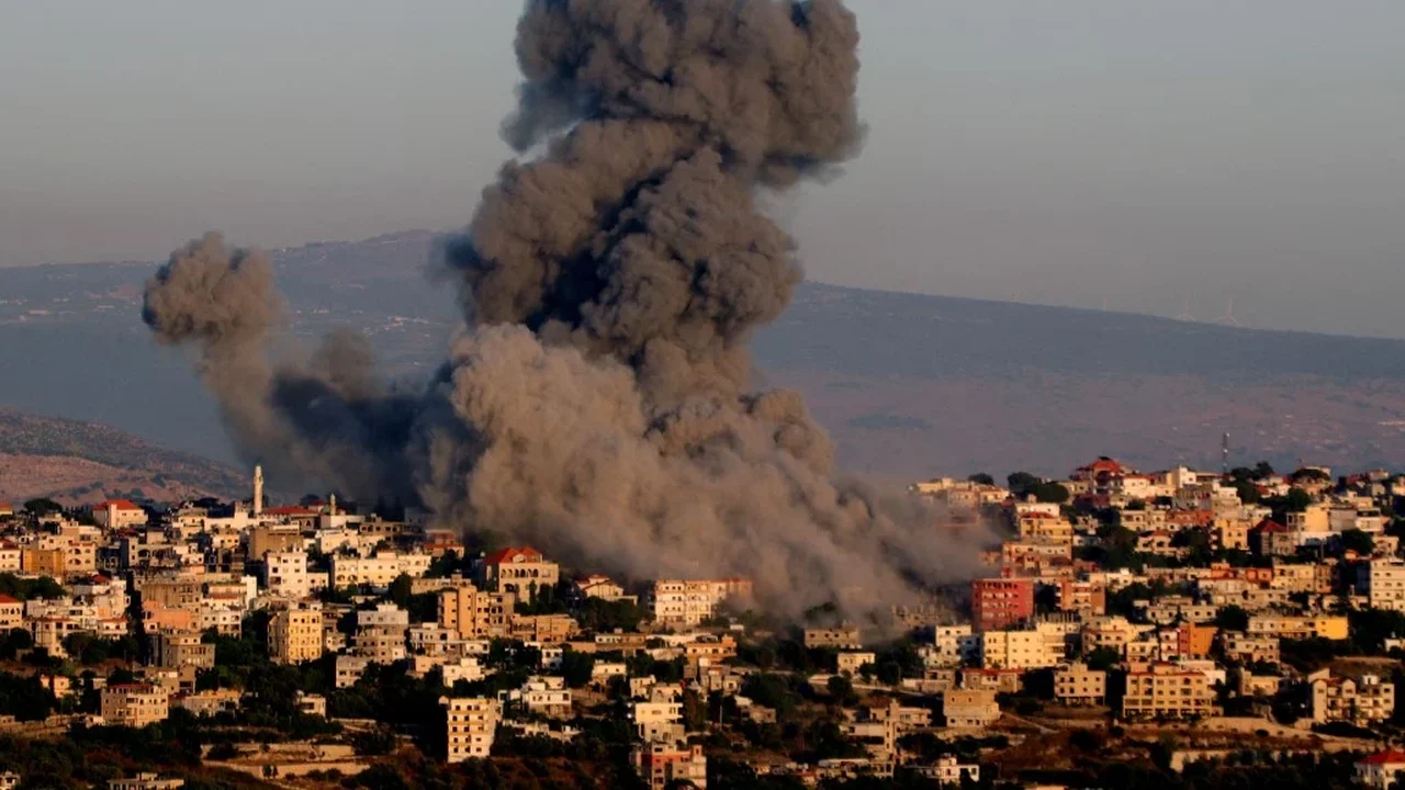 Hezbollah dispara dezenas de foguetes contra kibutz israelense após ataque por drone