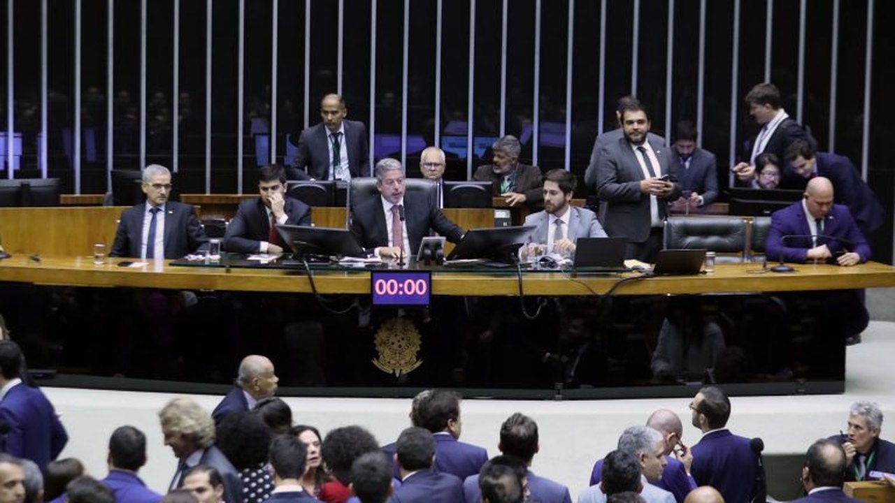 Lira pauta MP dos Ministérios no plenário da Câmara, e deputados iniciam discussão