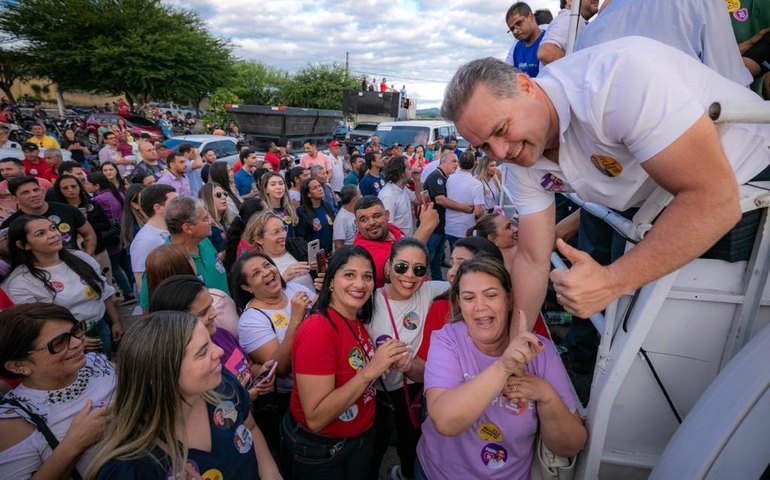 Em primeira carreata, Renan Filho recebe apoio da população em seis cidades do Sertão