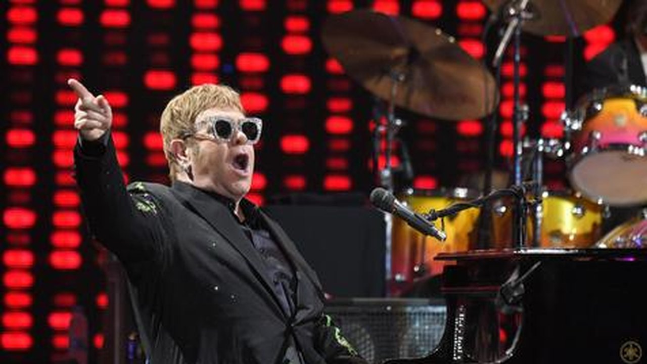 Elton John surpreende fãs em restaurante na França ao fazer breve apresentação