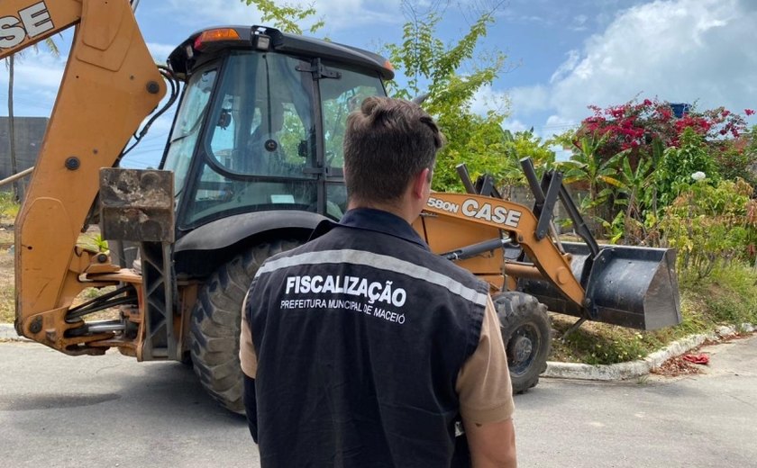Prefeitura de Maceió remove construções irregulares em área verde de Riacho Doce