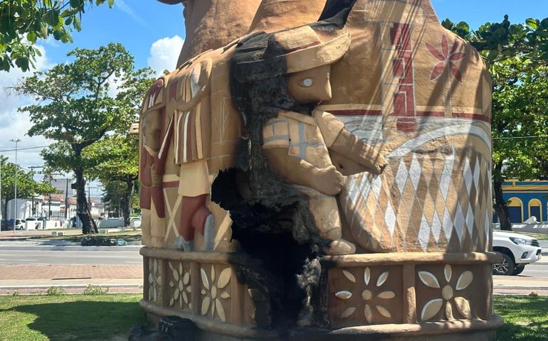 Governo de Alagoas inicia procedimentos para restaurar escultura do “Boi Bumbá”, em Jaraguá