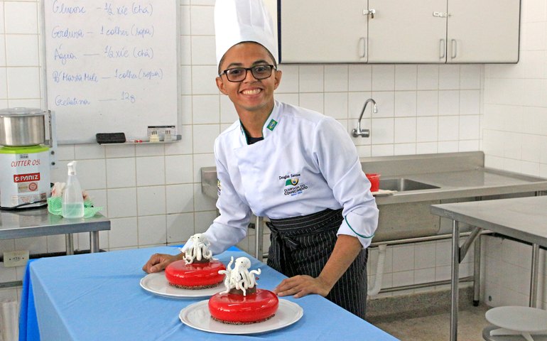Alagoano do Senai disputa mundial de confeitaria na Alemanha