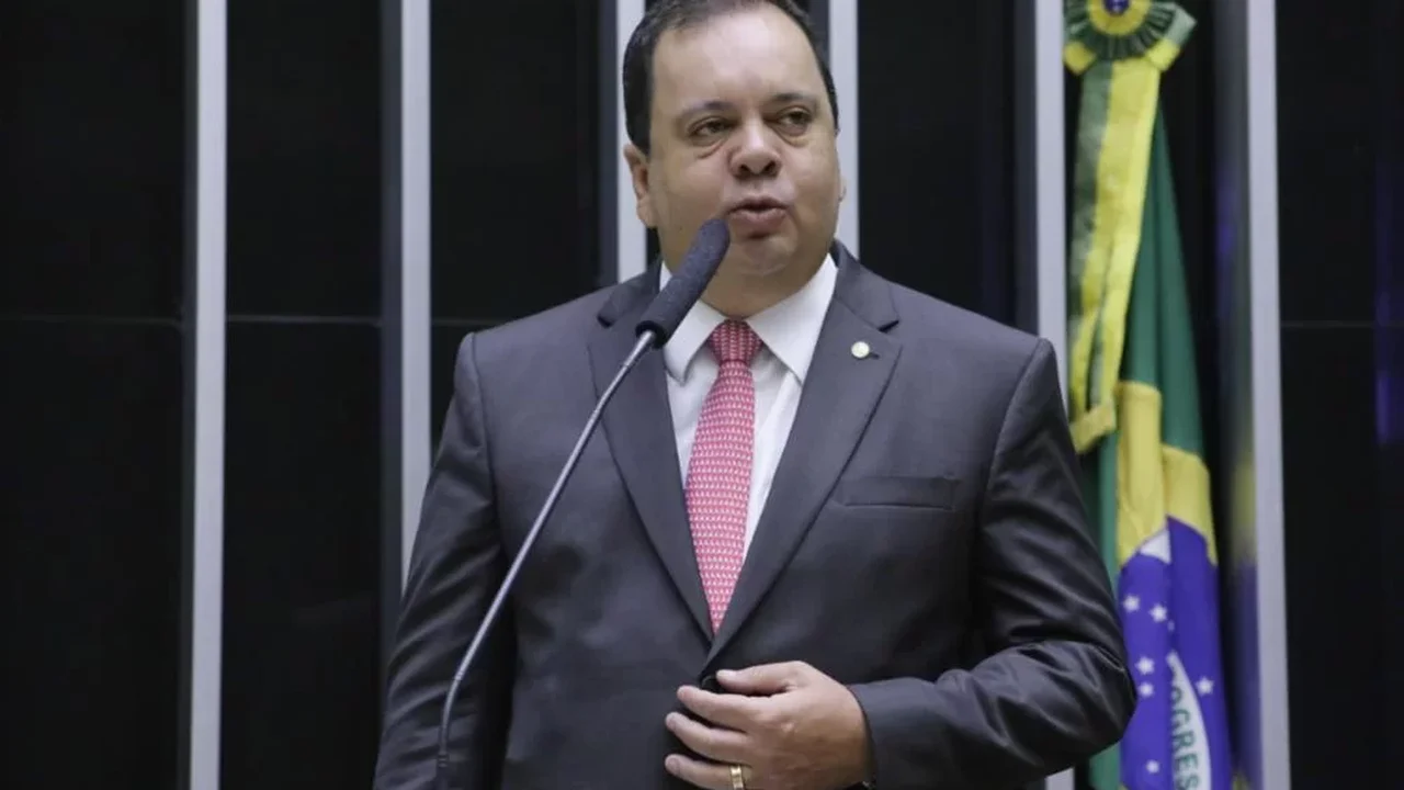 Em 'homenagem' a Arthur Lira e com recado ao governo, Elmar pede para União Brasil votar a favor de MP