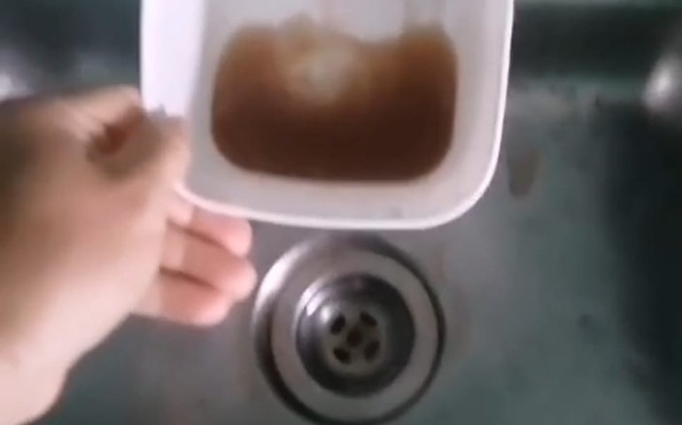 Moradores da Vila Nova denunciam: água chega às torneiras com cor de café