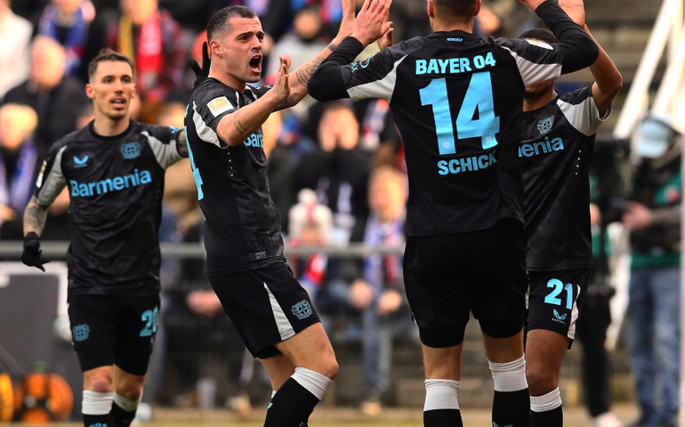 Bayer Leverkusen domina o lanterna Holstein Kiel, volta a vencer e se aproxima do Bayern