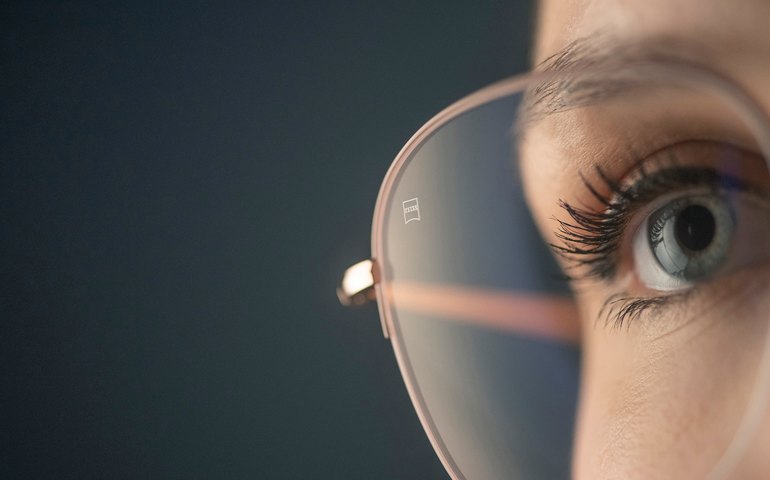 Especialista dá dicas de como fazer limpeza das lentes de óculos