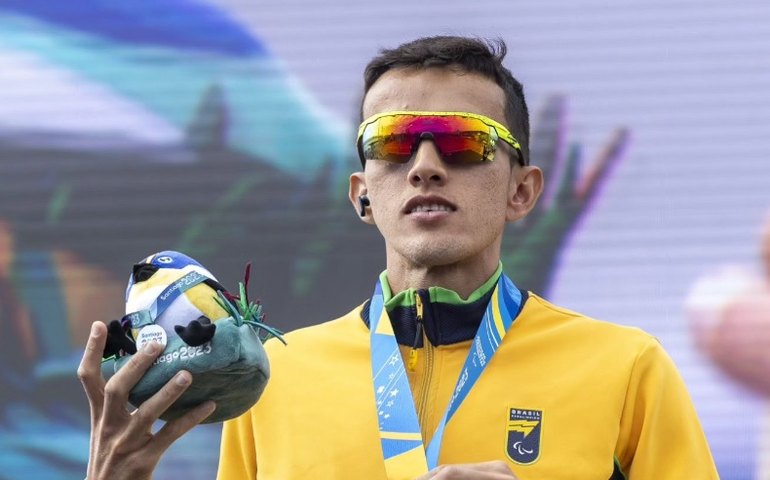 Yeltsin Jacques bate próprio recorde mundial e vence os 1.500m pela 2ª vez na Paralimpíada
