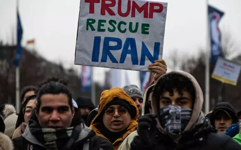 'Ajuda está a caminho', diz Trump a manifestantes no Irã