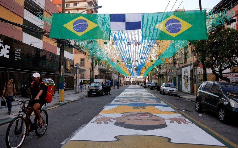 Ruas decoradas para a Copa reforçam vínculo comunitário no Rio