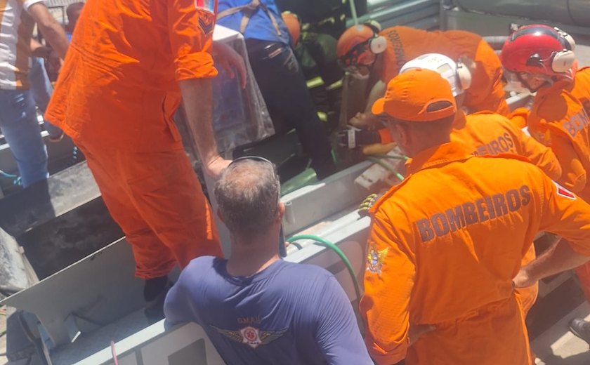 Homem prende a mão em equipamento de construção e mobiliza bombeiros