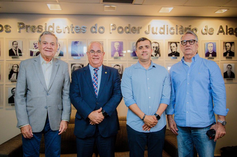 Ronaldo Lessa discute com presidente do TJAL e diretor da CBV criação de centro de treinamento de vôlei