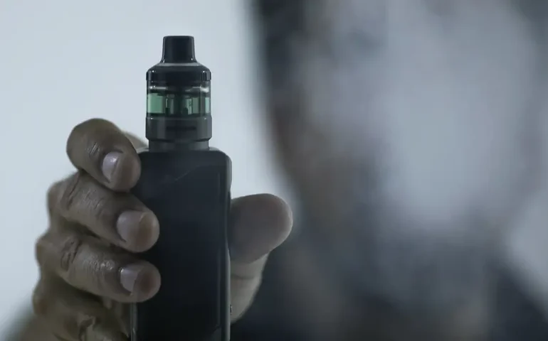 Isqueiro, vape e copos: Corinthians pode ser punido por objetos atirados em campo no clássico