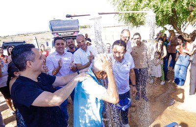 Adutora de Lagoa do Mato dos Lopes é inaugurada por Paulo Dantas, Tia Júlia e Júlio Cezar