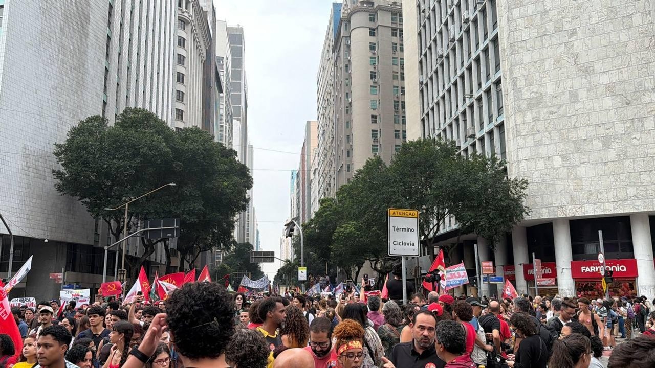 Estudantes fazem manifestação em defesa da democracia e da educação no Rio de Janeiro