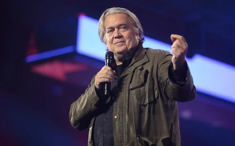 Steve Bannon, ex-estrategista de Trump, começa a cumprir pena de 4 meses por desacato