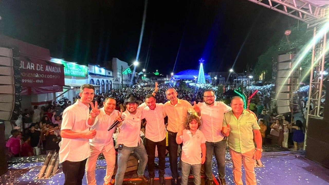 Anadienses e visitantes celebram chegada de Ano Novo com queima de fogos e shows