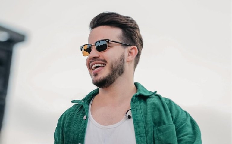 Ônibus que levava banda do cantor Matheus Fernandes pega fogo no Ceará