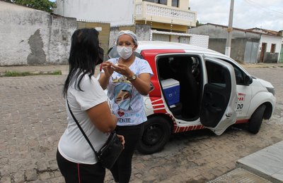 Carro da Vacina reforça campanha contra Covid em Penedo