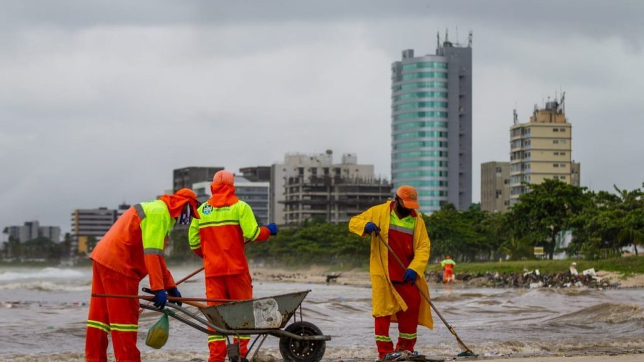 Desenvolvimento Sustentável intensifica serviços de limpeza na Praia da Avenida
