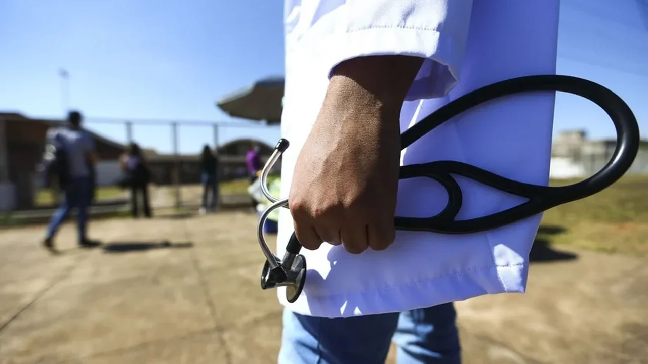 Aprovados em Medicina usam sucesso no Enem para vender cursos preparatórios para prova