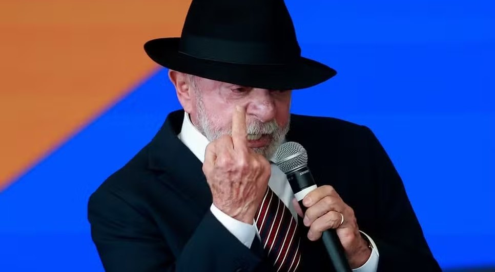 Presidente fez gesto enquanto defendia que pobre tem que ter direito a "coisa boa"