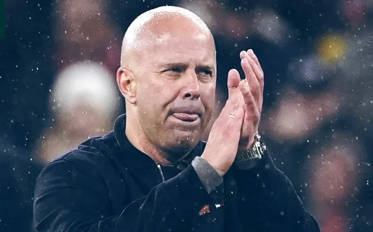 Arne Slot supera pressão e deve permanecer no comando do Liverpool na próxima temporada