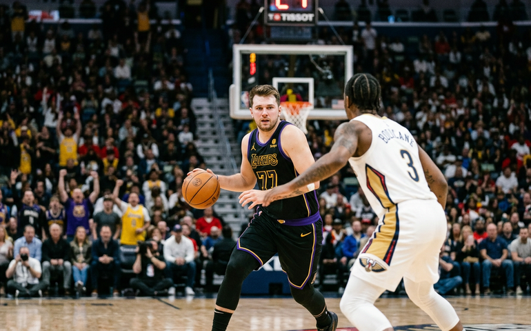 Lakers viram no último quarto e vencem Pelicans com grande atuação coletiva