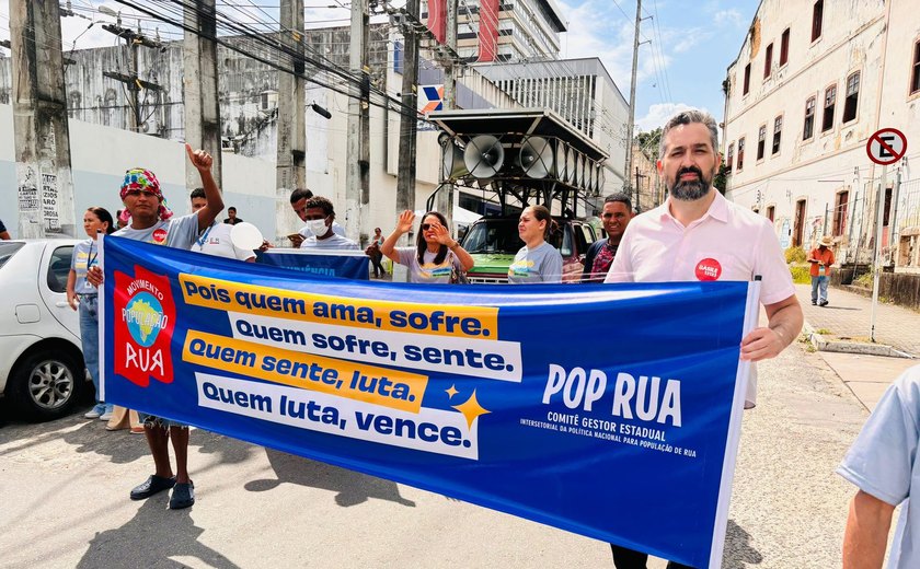 Basile participa da Marcha da Paz ao lado de moradores em situação de rua no Centro de Maceió