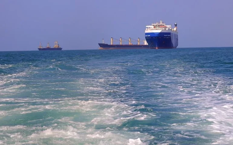 Míssil atinge cargueiro grego na costa do Iêmen