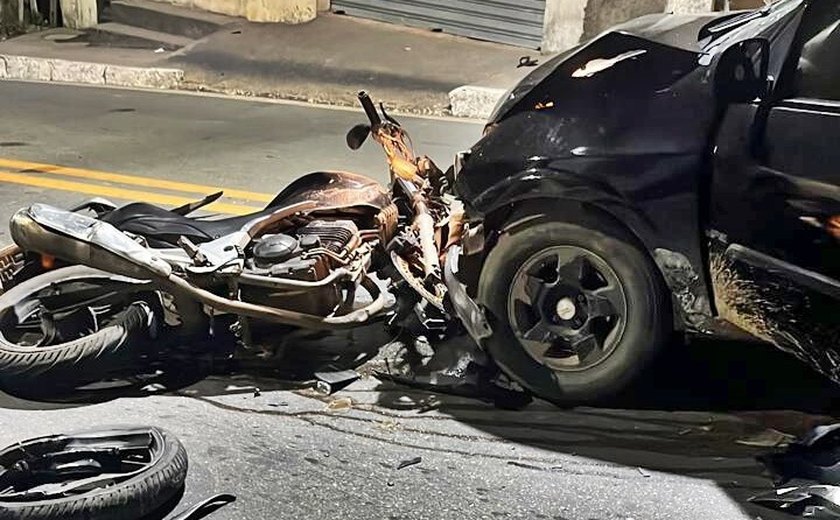 Duas pessoas ficam feridas em colisão entre carro e moto em Alagoas
