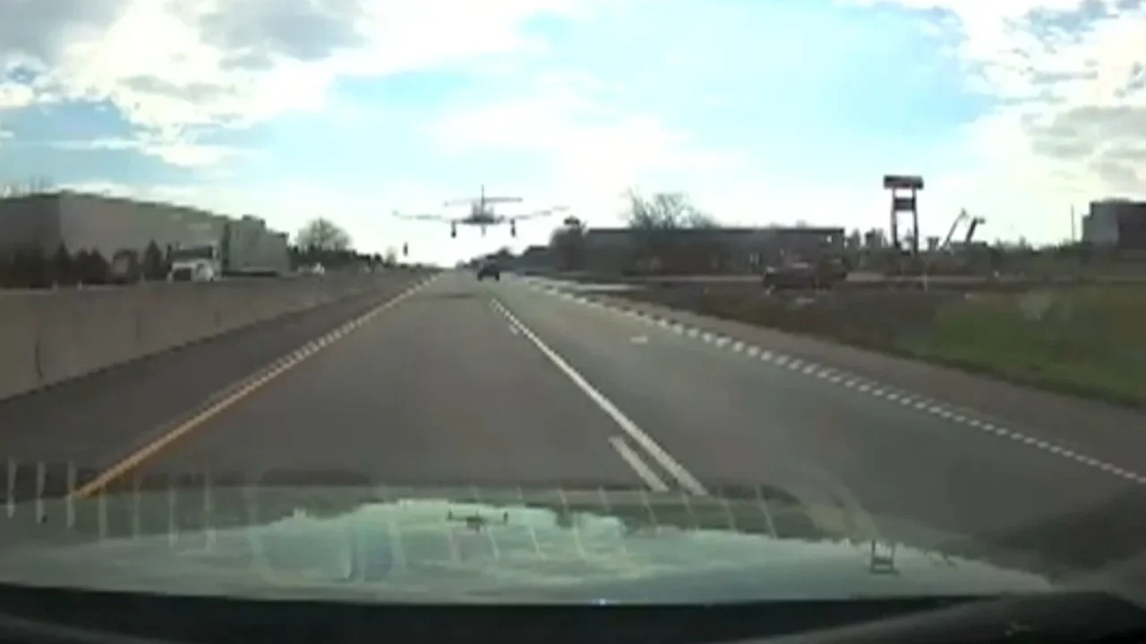 Momento dramático em que avião faz pouso de emergência em rodovia da Pensilvânia