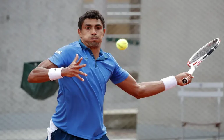Thiago Monteiro bate Felipe Meligeni em duelo caseiro e é o segundo brasileiro nas quartas de final do Rio Open