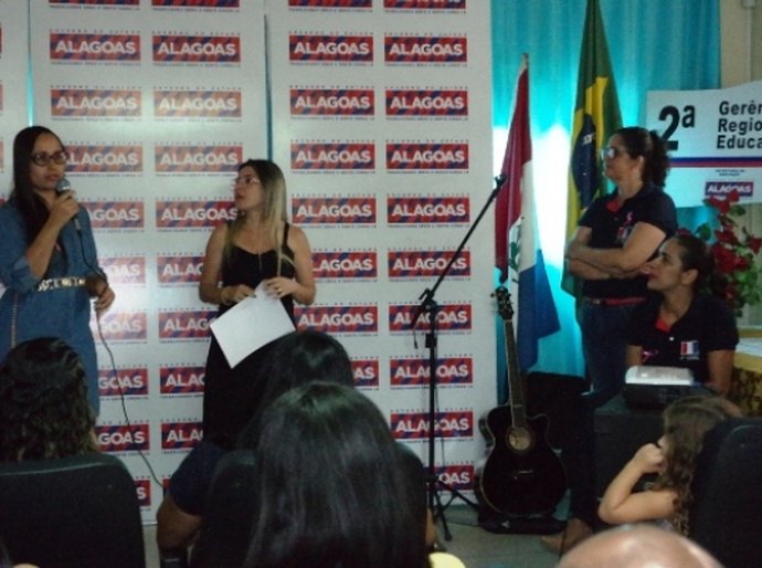 Trabalhadores da Educação usam arte para mostrar importância de ser servidor